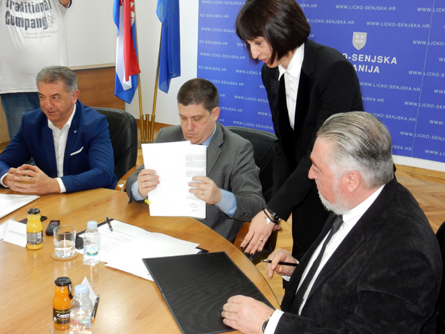 Prvi je ugovor potpiso ravnatelj Lučke uprave Novalja Igor Vidas (desno)                                                                                                                                                                                  